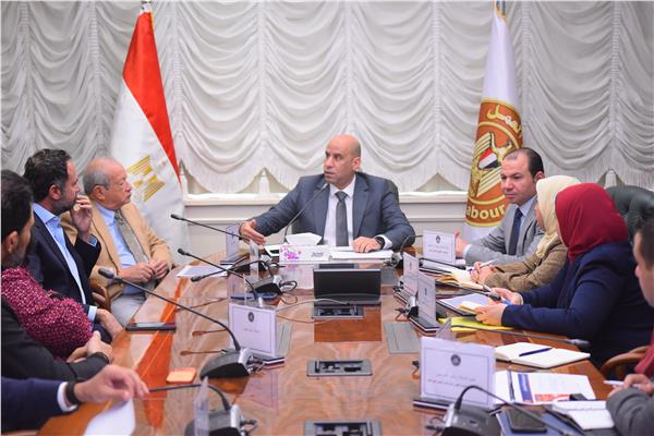 اجتماع وزير العمل