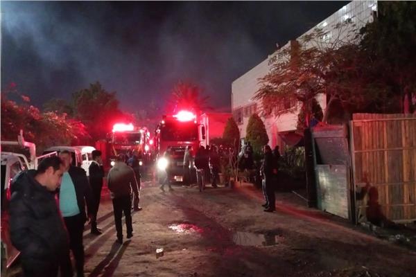 حريق بشركة للأخشاب بمنطقة كرموز بالإسكندرية