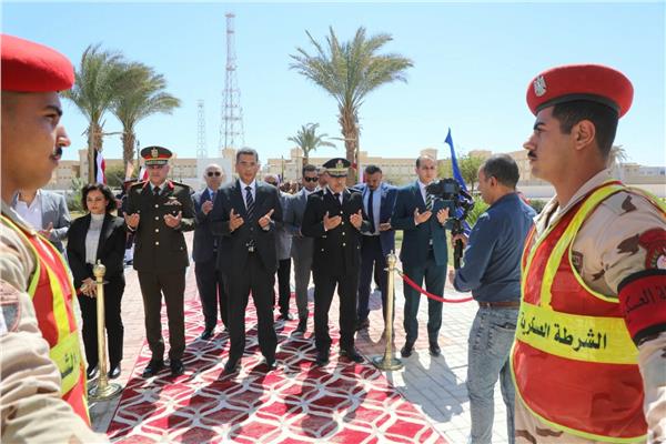 الدكتور وليد البرقي محافظ البحر الأحمر بضع إكليل الزهور علي النصب التذكاري