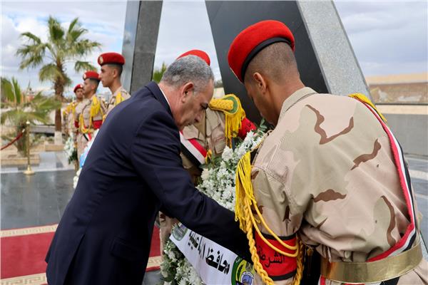 اللواء نبيل السيد حسب الله محافظ الإسماعيلية يضع إكليل الزهور على النصب التذكاري للشهداء