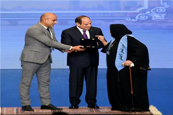 الرئيس السيسي خلال تكريم المرأة - ارشيفية