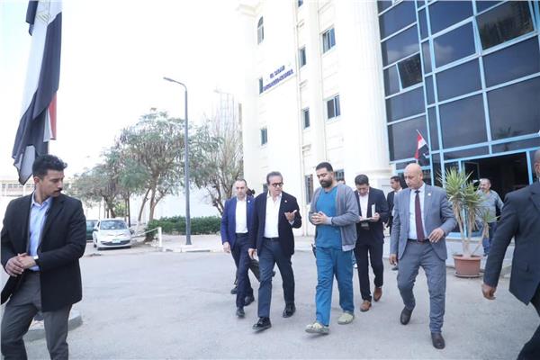 نائب وزير الصحة يجري جولة تفقدية مفاجئة لمستشفى السلام التخصصي