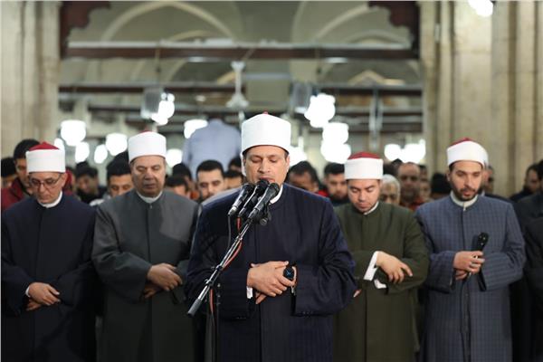 آلاف المصلين يؤدون صلاتي العشاء والتراويح بالجامع الأزهر