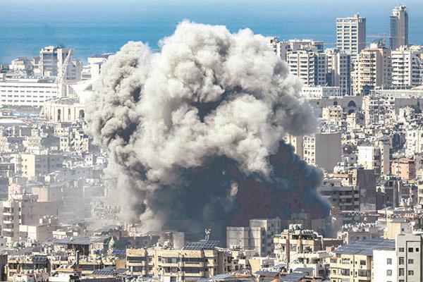تصاعد الدخان بعد غارات إسرائيلية عنيفة على ضاحية بيروت الجنوبية.        