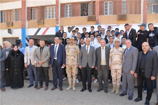 محافظ أسيوط يضع إكليلًا من الزهور على النصب التذكاري بمدرسة ناصر العسكرية إحياءً لذكرى يوم الشهيد