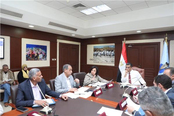 محافظ البحر الأحمر يعقد اجتماعًا لبحث موقف طلبات تقنين وضع اليد