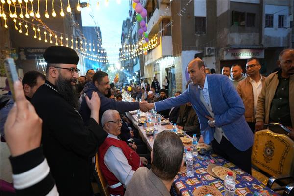 محافظ أسيوط يشارك أهالي وشباب منطقة الأربعين مائدة الإفطار الجماعي 