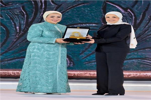 السيدة انتصار السيسي خلال التكريم 