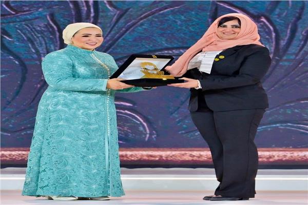 السيدة انتصار السيسي خلال التكريم