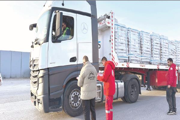 مسئولو الهلال الأحمر خلال إنهاء إجراءات قافلة المساعدات
