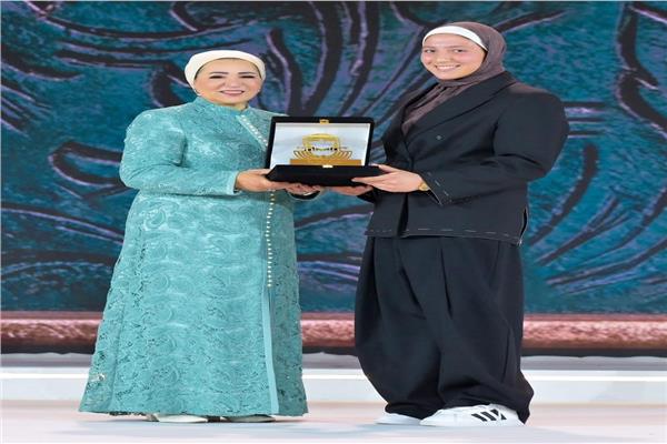  السيدة انتصار السيسي تكرم البطلة المصرية صفا سليمان