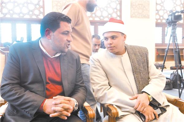 «القارئ» محمد كامل يتحدث إلى محرر «الأخبار»
