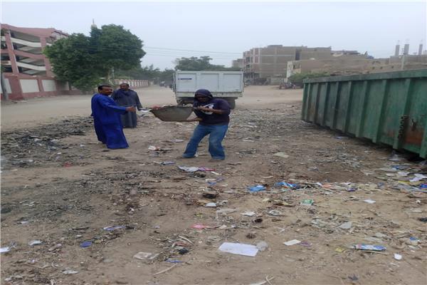 خلال رفع تراكمات المخلفات بمنطقة نجع الترعة