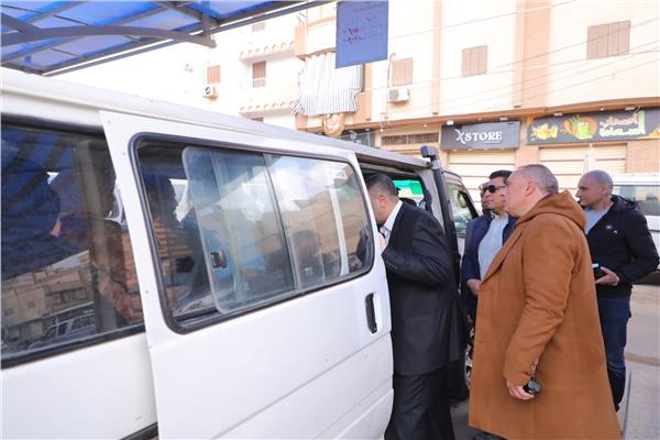 الأستاذ الدكتور حسام الدين فوزى محافظ دمياط خلال الجولة
