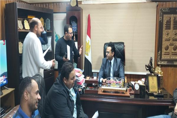 الدكتور عمرو دويدار وكيل وزارة الصحة بسوهاج خلال الاجتماع
