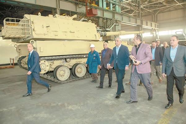 وزير الدولة للإنتاج الحربى فى جولة بمصنع 200