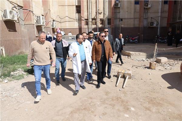 محافظ المنوفية يفاجئ مستشفى الشهداء المركزى