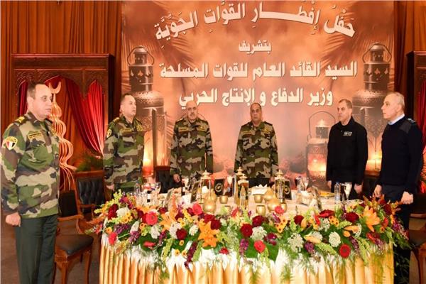 وزير الدفاع يلتقي مقاتلي القوات الجوية