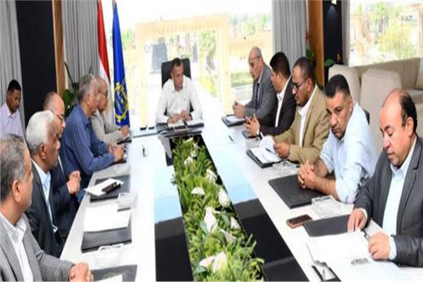 محافظ أسوان يوجه لوضع الحلول الفنية