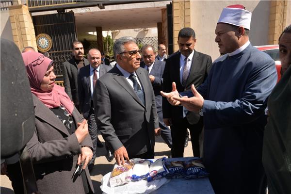 محافظ الدقهلية يسلم دفعة جديدة من "سلات غذاء"