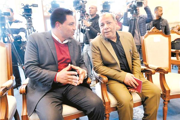 د. طه عبد الوهاب مع محرر «الأخبار»   