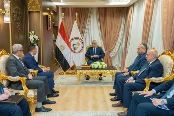 وزير الإنتاج الحربي يبحث مع «تاليس» التعاون في مجال الإلكترونيات والاتصالات العسكري