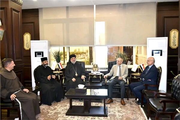 الأنبا عمانوئيل مطران إيبارشية طيبة للأقباط الكاثوليك يهنىء محافظ الأقصر 