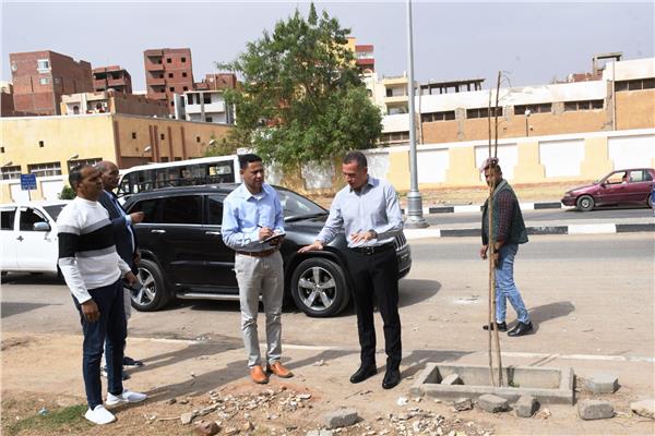 محافظ أسوان يوجه بتوزيع بعض أعمال السمبوزيوم 