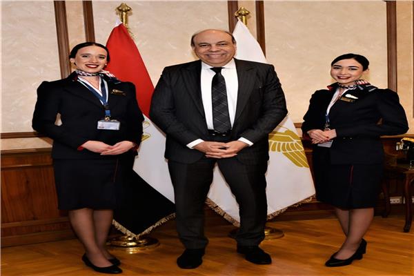 وزير الطيران يكرم مضيفتين من مصر للطيران