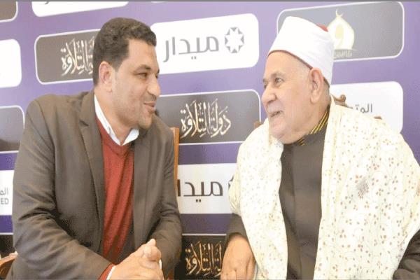 الشيخ حسن عبدالنبى مع محرر «الأخبار» 
