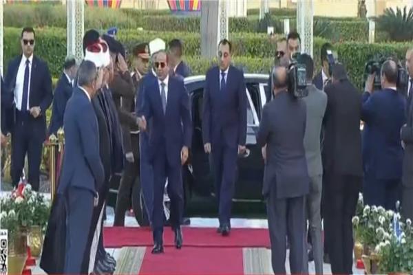 لحظة الرئيس السيسي لمسجد الفتاح العليم لأداء صلاة عيد الفطر