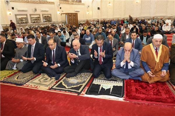 محافظ المنوفية يؤدي شعائر صلاة عيد الفطر