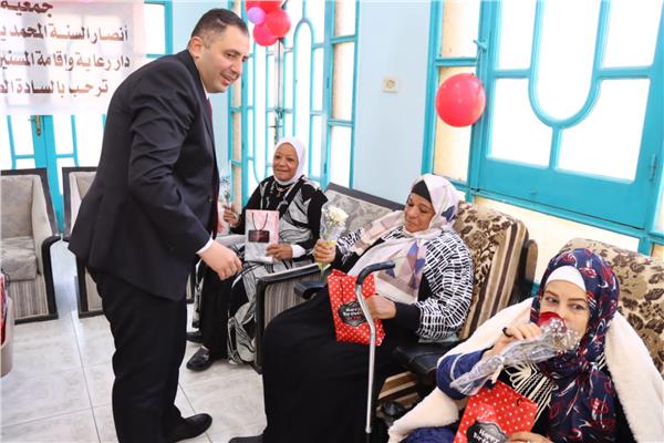 محافظ دمياط يزور دار المسنين 