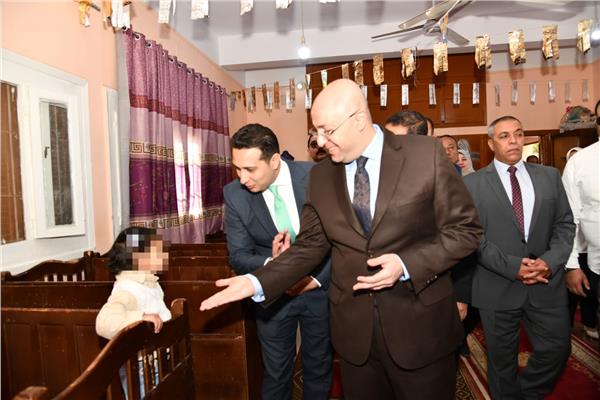 محافظ الفيوم يزور الأطفال الأيتام 