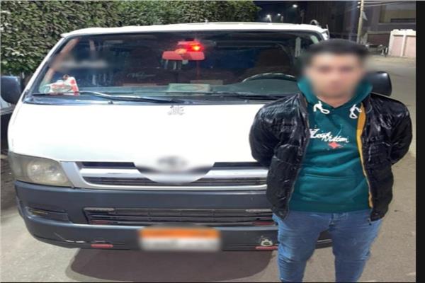  خناقة بسبب الأجرة.. سائق ميكروباص يهدد شابين بسلاح أبيض في القليوبية