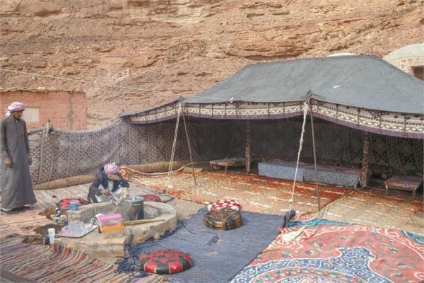  خيام مزخرفة