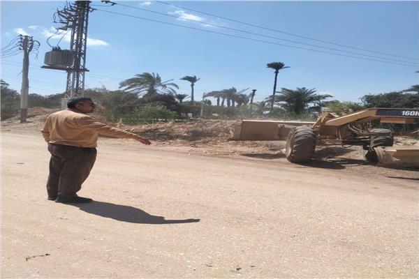 محافظ أسيوط يوجه بتكثيف تمهيد الطرق بالعتمانية