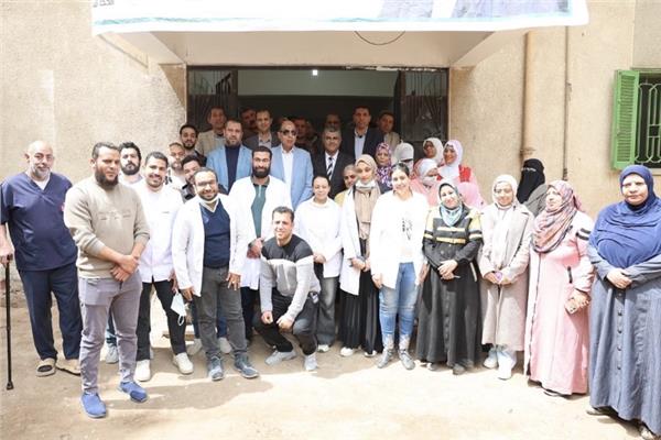 محافظ المنيا يتابع انتظام العمل بالوحدة الصحية بقرية «طهنشا»