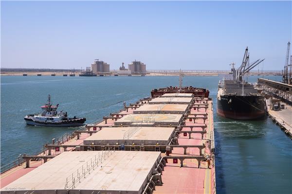 ميناء دمياط يواصل حركة نشطة بالصادرات والواردات 