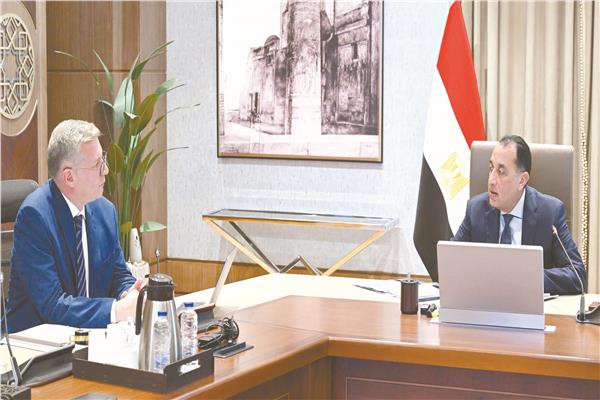 د. مصطفى مدبولى خلال لقائه وزير البترول