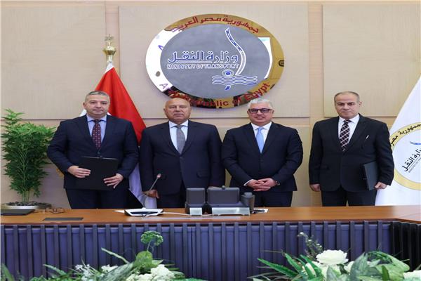 وزير النقل يشهد توقيعين بين شركة موانئ مصر البحرية
