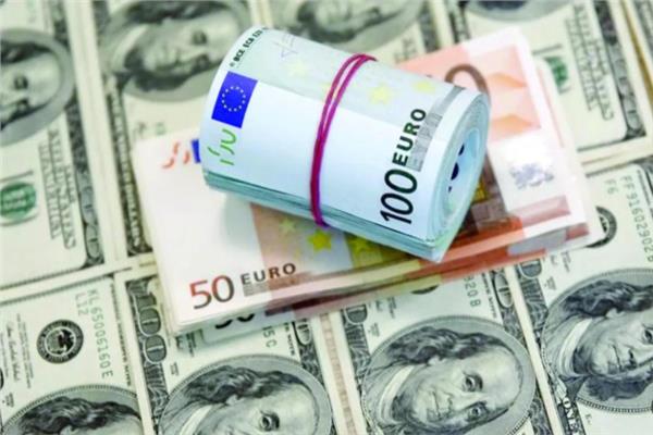 الداخلية تكشف ملابسات قيام مسافرين بعقود مزورة بتهريب عملات للخارج