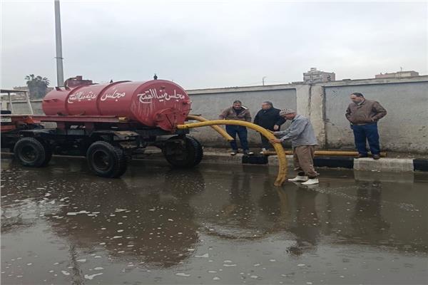 محافظ الشرقية يؤكد على سرعه شفط مياه الأمطار والتخلص منها
