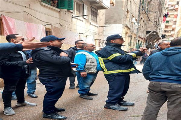 الأجهزة الأمنية تتابع حادث انهيار العقار