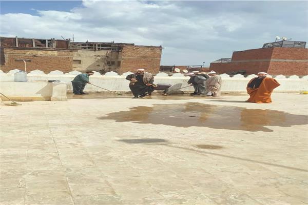 أئمة الأوقاف على أسطح المساجد بالغربية لرفع مياه الأمطار