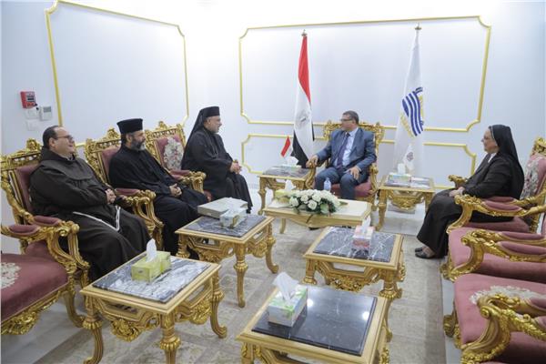 محافظ قنا يستقبل مطران "طيبة" 