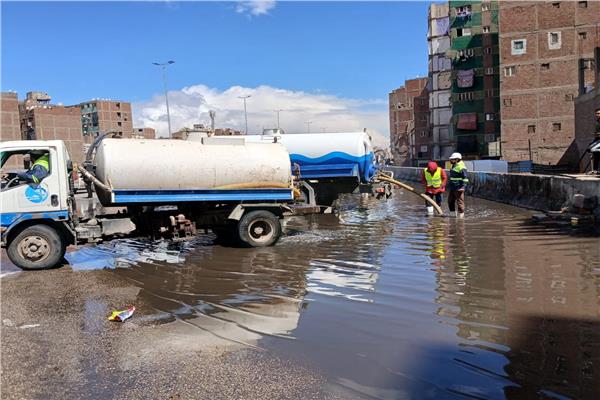 انتظام الحركة المرورية وإزالة تراكمات الأمطار 