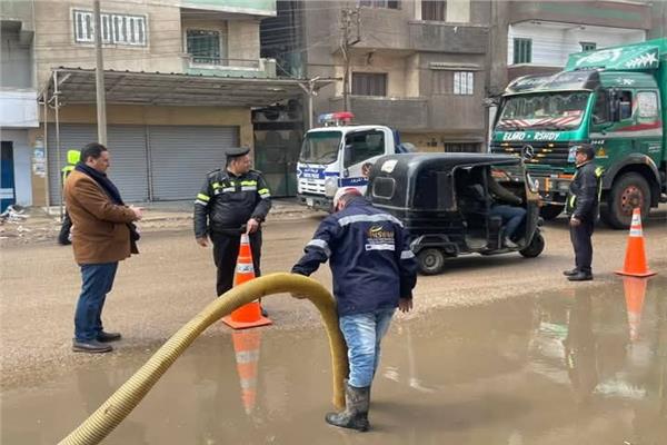 استمرار أعمال شفط مياه الأمطار من الشوراع
