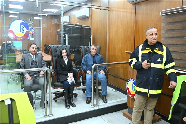  محافظ البحيرة تتابع جهود رفع مياه الأمطار بالمدن