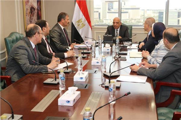 وزير الكهرباء يجتمع بخلية إدارة الأزمة ويتابع خطة التشغيل لتأمين الشبكة الموحدة